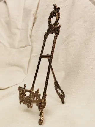 atril de latón decorativo