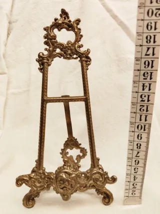 atril de latón decorativo