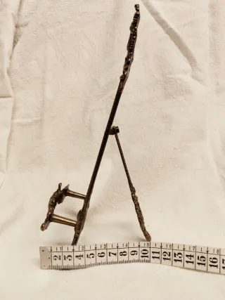 atril de latón decorativo