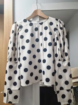 Blusa satinada lunares blanco y negro
