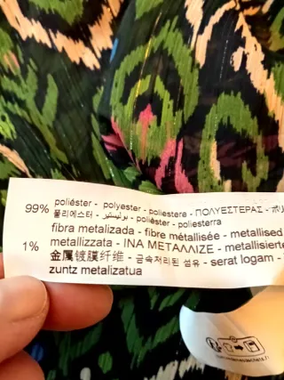 Blusa verde con volante en el escote