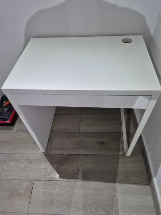 Escritorio blanco con cajón