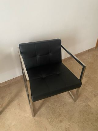 Sillón moderno negro y plateado