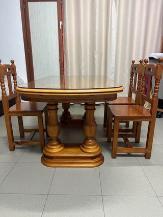 Mesa de comedor de madera y cristal