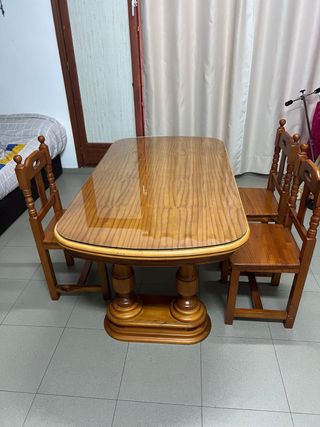 Mesa de comedor de madera y cristal