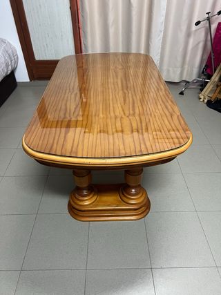Mesa de comedor de madera y cristal