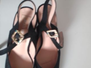 Zapatos tacón negros con detalle dorado