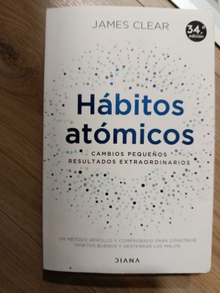 Libro hábitos átomicos, de James Clear