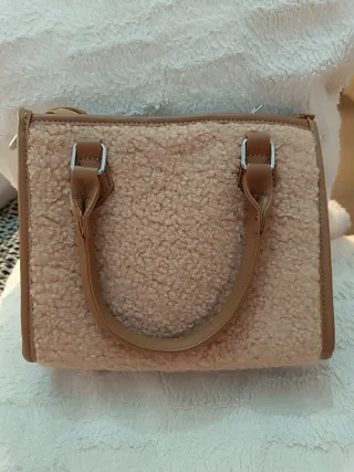 Bolso de peluche beige y marrón