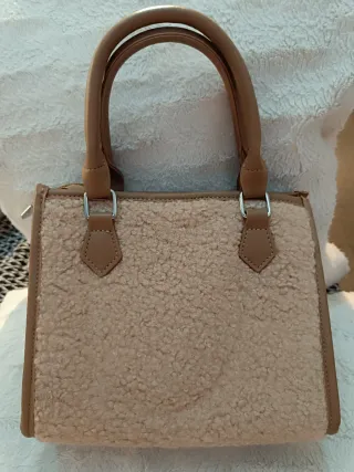 Bolso de peluche beige y marrón