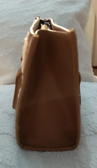 Bolso de peluche beige y marrón