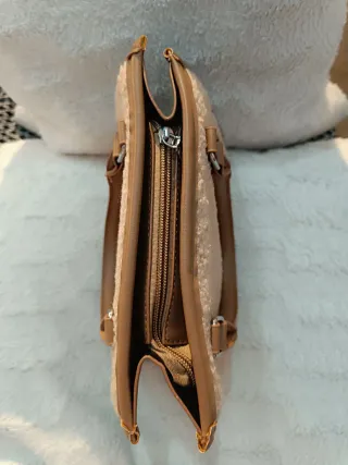 Bolso de peluche beige y marrón