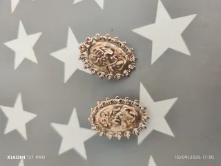 Pendientes dorados con camafeo