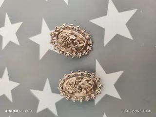 Pendientes dorados con camafeo