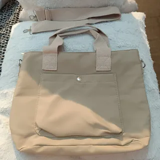 Bolso tote beige con bolsillo frontal