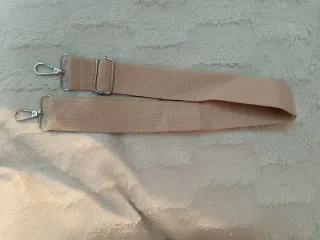 Bolso tote beige con bolsillo frontal