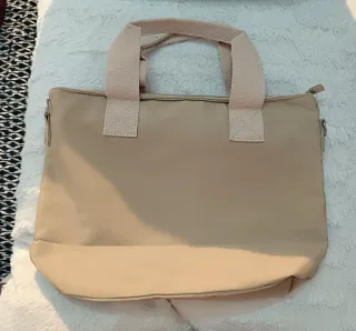 Bolso tote beige con bolsillo frontal