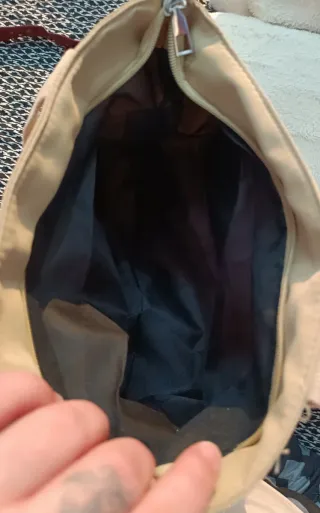 Bolso tote beige con bolsillo frontal