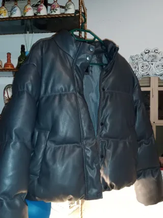 Cazadora corta efecto piel gris