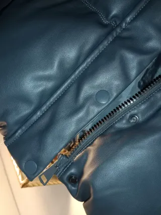 Cazadora corta efecto piel gris