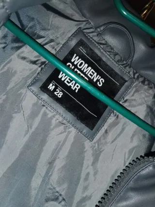 Cazadora corta efecto piel gris