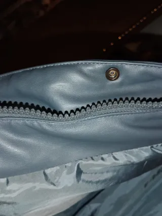 Cazadora corta efecto piel gris