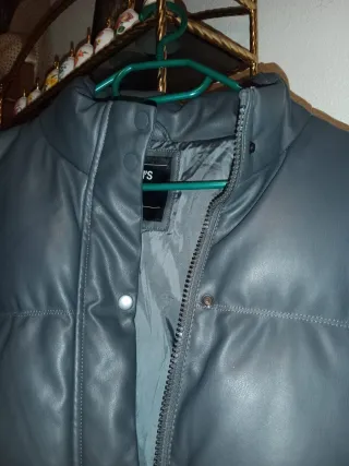 Cazadora corta efecto piel gris