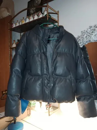 Cazadora corta efecto piel gris