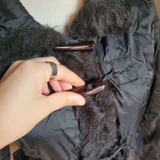 Abrigo negro talla S con botones colmillo
