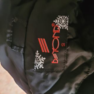 Abrigo negro talla S con botones colmillo