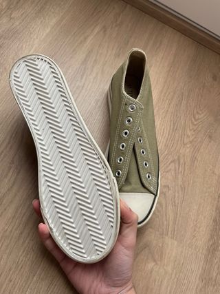 Zapatillas bajas verde oliva talla 37.