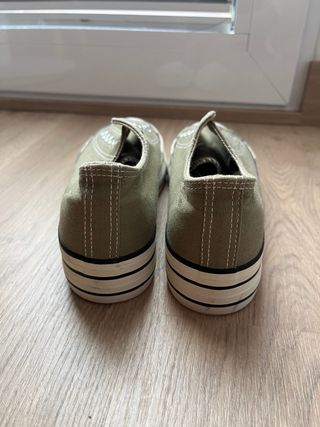 Zapatillas bajas verde oliva talla 37.