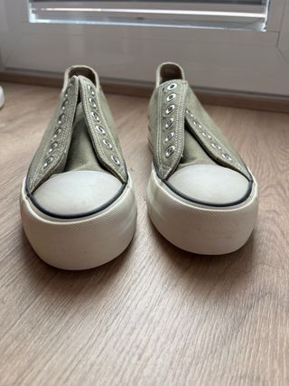 Zapatillas bajas verde oliva talla 37.