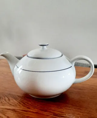 Teiera Thun bianca con bordo blu