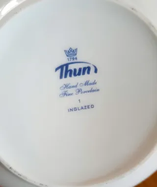 Teiera Thun bianca con bordo blu