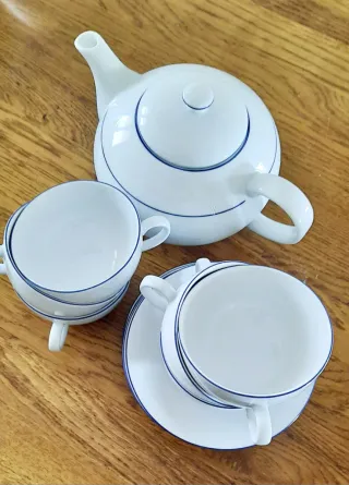 Teiera Thun bianca con bordo blu