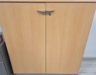 Mobili da ufficio completi in legno e metallo