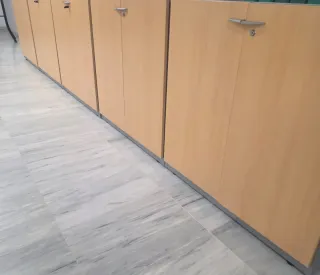 Mobili da ufficio completi in legno e metallo