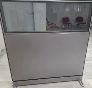 Mobili da ufficio completi in legno e metallo