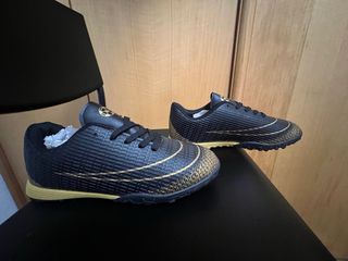 Botas de fútbol negras y doradas Talla 37 nuevas