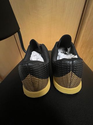 Botas de fútbol negras y doradas Talla 37 nuevas