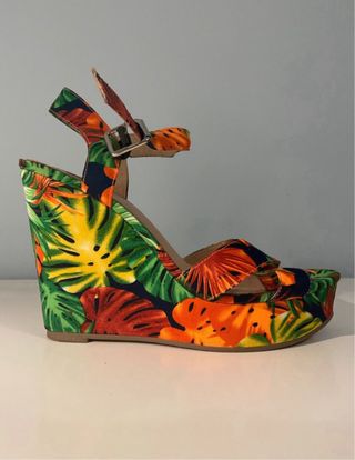 Sandalia cuña estampado tropical