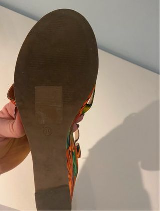 Sandalia cuña estampado tropical