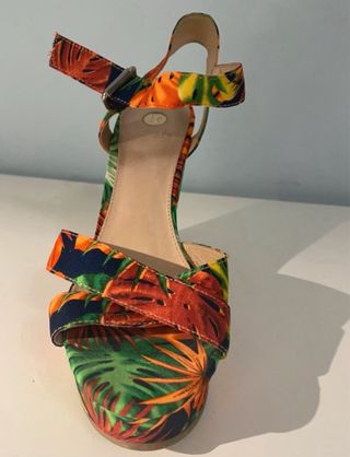 Sandalia cuña estampado tropical