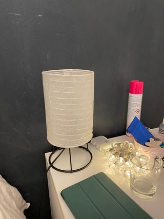 Lampada da comodino in carta e metallo