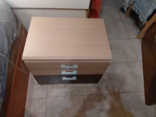 Cómoda con espejo y 2 mesitas a juego