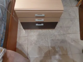 Cómoda con espejo y 2 mesitas a juego