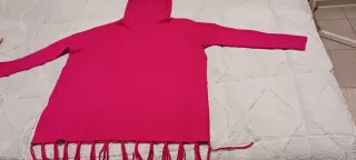 Suéter de lana con cuello alto y flecos