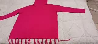 Suéter de lana con cuello alto y flecos