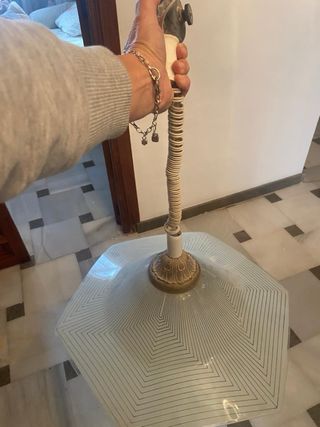 Lámpara de cristal con detalles dorados